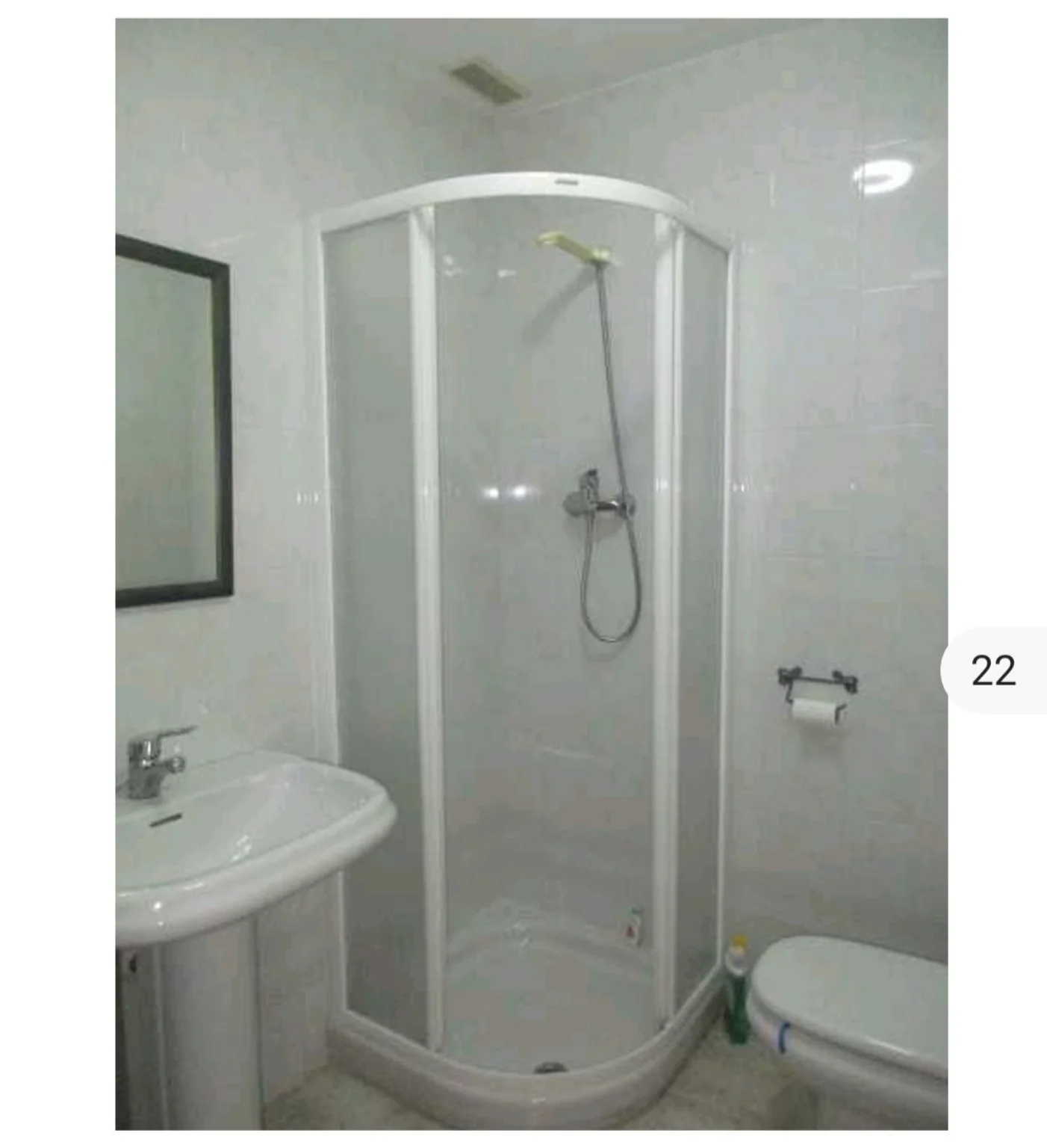 Antes de renovar el baño: cabina de ducha curva y lavabo original